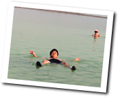 死海で浮遊体験をする代表取締役の松浦